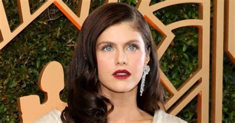 The White Lotus star Alexandra Daddario poses nude in an。